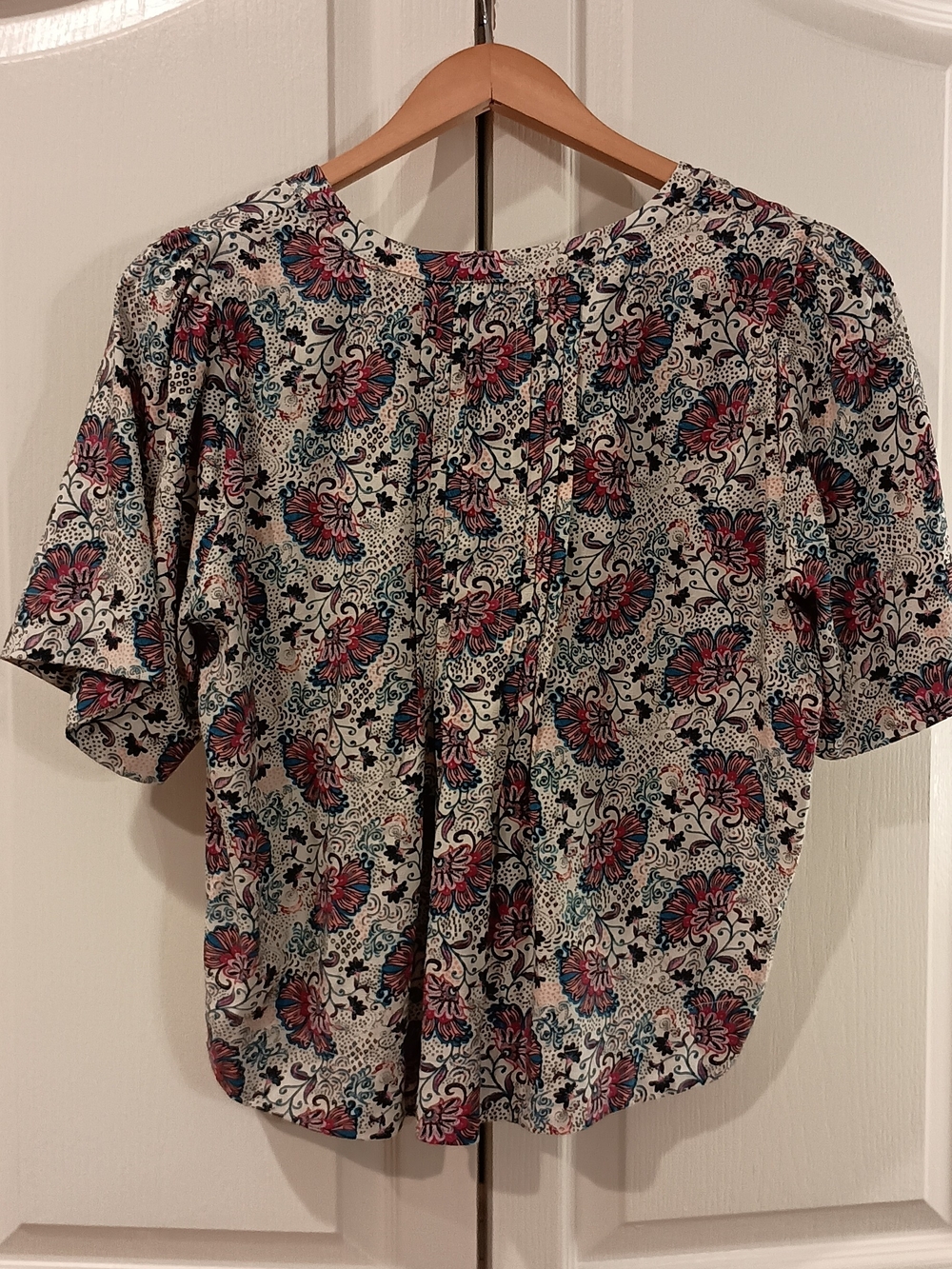 Evereve Floral Pleated Short-Sleeve Blouse in Cream with Red & Blue - Picture 9 of 16